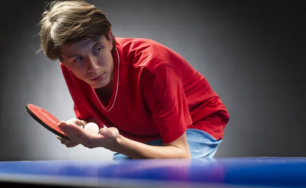 Chlapec hrát ping-pong (stolní tenis) — Stock fotografie