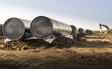 Vinç gaz boru hattı için bir kanal kazma