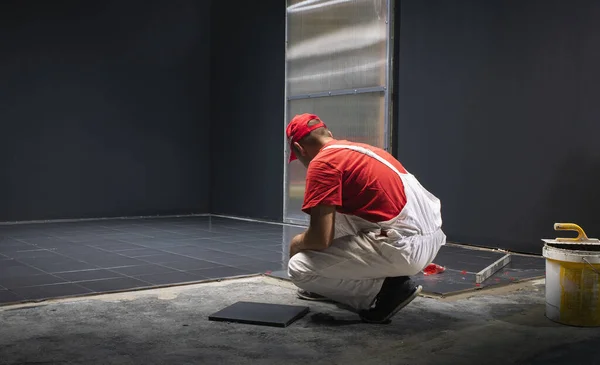 Keramische vloer tegels installatie. Creëren, ordenen. — Stockfoto