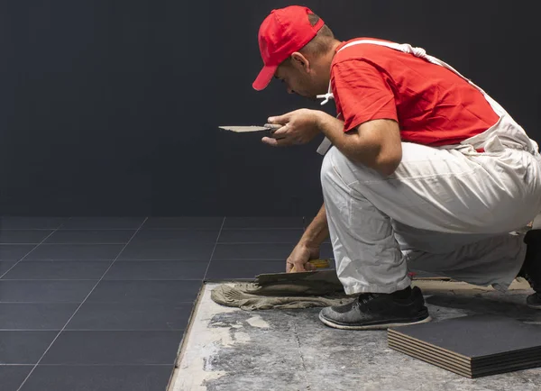 Instalação de telhas cerâmicas piso. Criar, organizar . — Fotografia de Stock