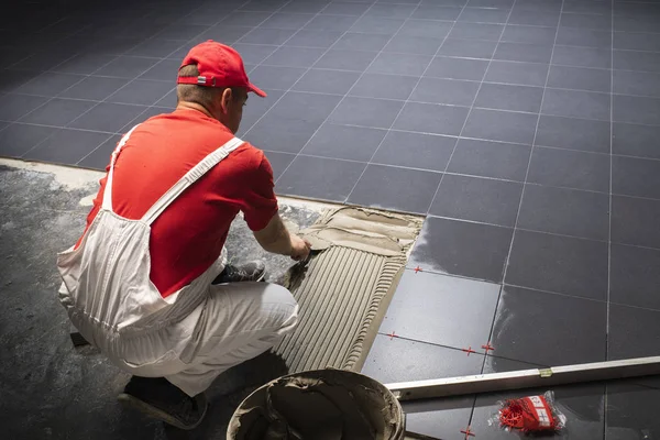 Installation de carreaux de céramique au sol. Créer, organiser . — Photo