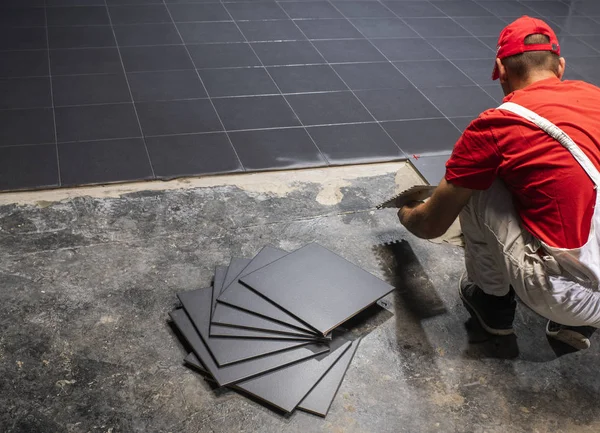 Installation de carreaux de céramique au sol. Créer, organiser . — Photo