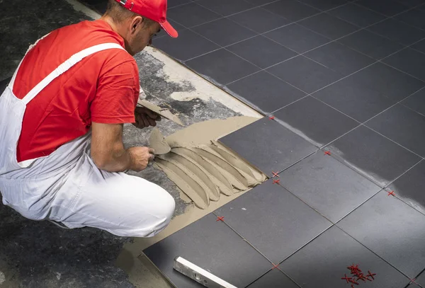 Verlegung keramischer Bodenfliesen. schaffen, arrangieren. — Stockfoto