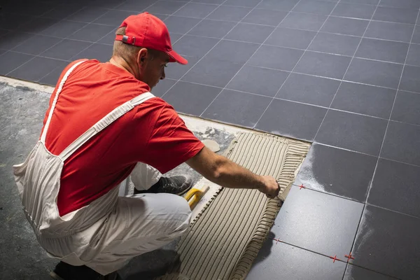 Keramische vloer tegels installatie. Creëren, ordenen. — Stockfoto