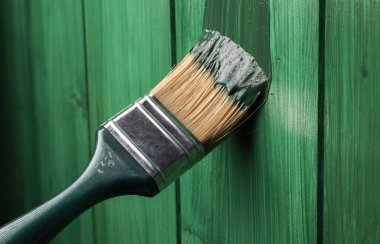 Boya fırçası ahşap boyama.