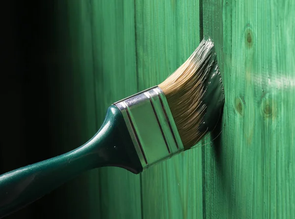 Måla penselmålning trä. — Stockfoto