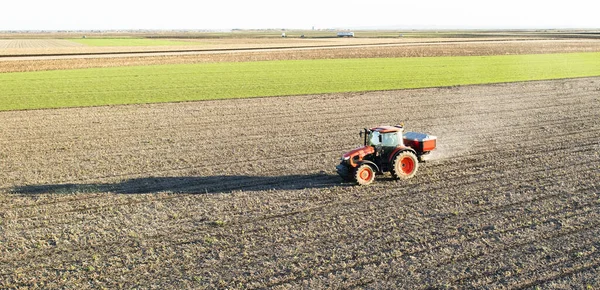 Tractor spreading artificial fertilizers — Stock Photo, Image