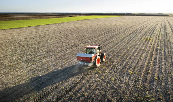 Traktor šíření umělých hnojiv — Stock fotografie