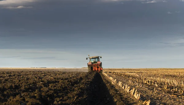 Campos de arado de tractores al atardecer — Foto de Stock