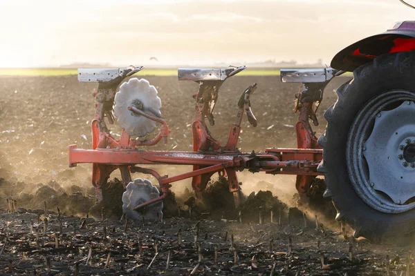 Campos de arado de tractores al atardecer —  Fotos de Stock