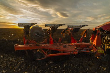 Gün batımında traktör sürme alanları