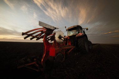 Gün batımında traktör sürme alanları