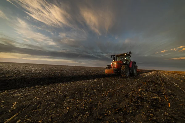 Campos de arado de tractores al atardecer —  Fotos de Stock
