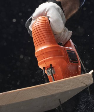 jig saw ve ahşap ile bir marangoz worknig