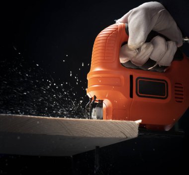 jig saw ve ahşap ile bir marangoz worknig