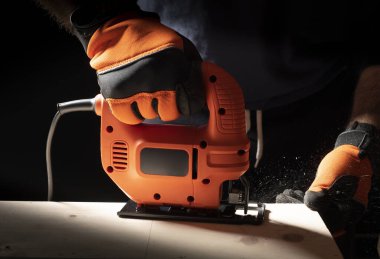 jig saw ve ahşap ile bir marangoz worknig
