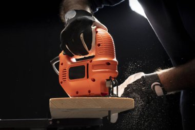 jig saw ve ahşap ile bir marangoz worknig