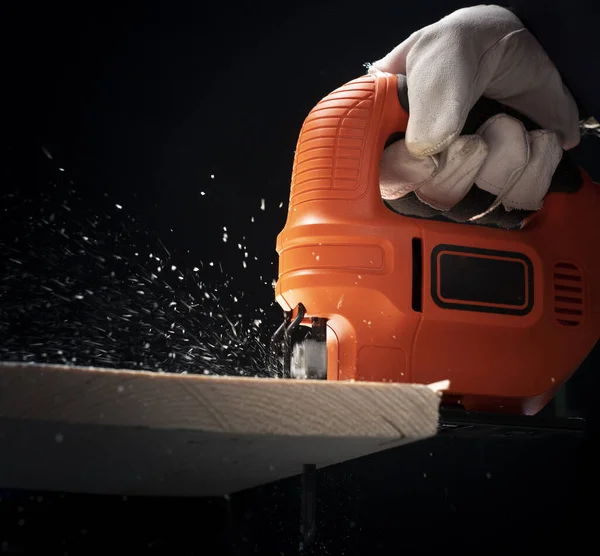 jig saw ve ahşap ile bir marangoz worknig