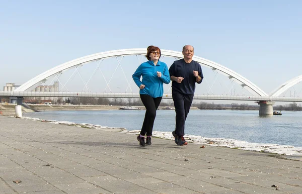 Senior Pár Tréninku Městském Prostředí Dopoledních Hodinách — Stock fotografie