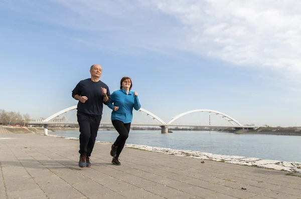 Seniorpaar Trainiert Morgens Städtischen Umfeld — Stockfoto