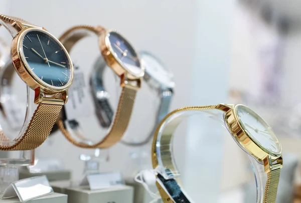 昂贵的手表在奢侈品商店里陈列出售 — 图库照片