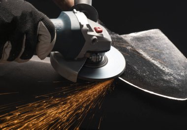 Bahçede kürek keskinleştirici, iç mekânda elektrikli değirmen.