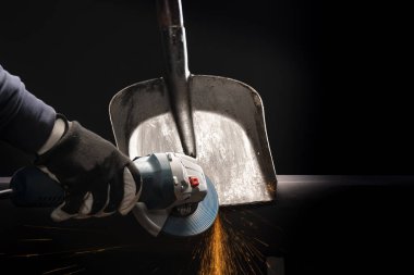 Bahçede kürek keskinleştirici, iç mekânda elektrikli değirmen.