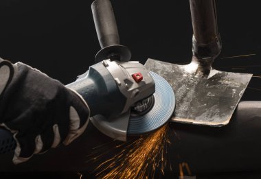 Bahçede kürek keskinleştirici, iç mekânda elektrikli değirmen.