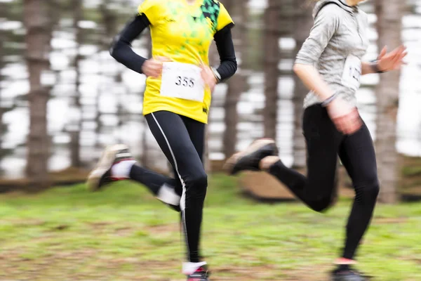 两个女运动员在外面跑 慢跑在公园里跑 — 图库照片