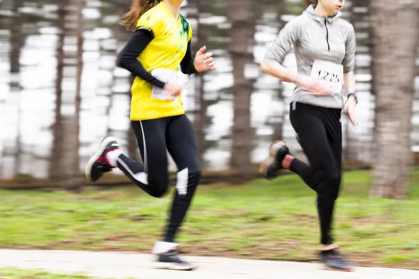 外を走る2人のアスレチック女性公園を走るジョギング — ストック写真