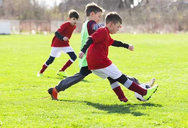 Les Garçons Jouent Football Sur Terrain — Photo