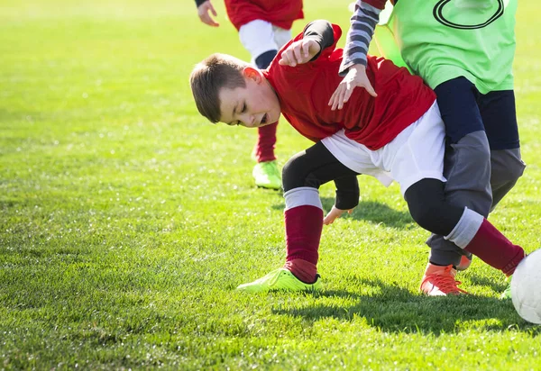 Rapazes Jogam Futebol Campo — Fotografia de Stock