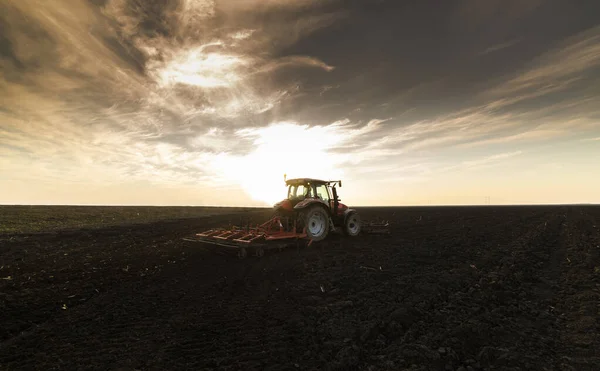 Landwirt Bereitet Sein Feld Mit Traktor Auf Den Frühling Vor — Stockfoto