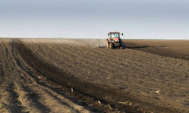 Çiftçi bahara hazır bir traktörle tarlasını hazırlıyor..