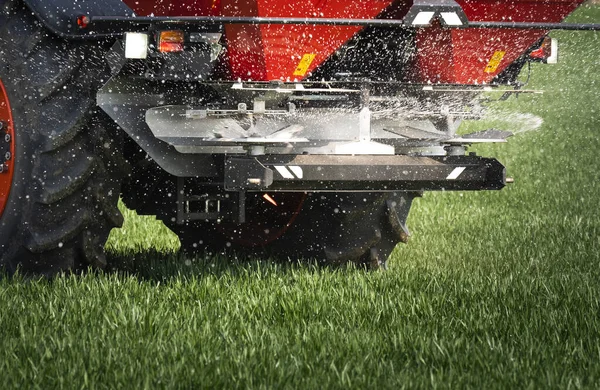 Traktor Streut Kunstdünger Aus Verkehr Landwirtschaft — Stockfoto