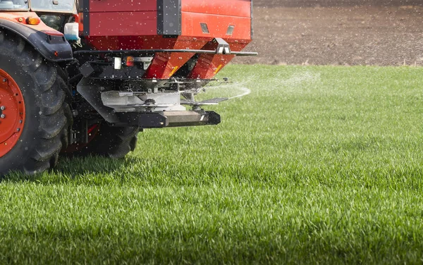 Traktor Streut Kunstdünger Aus Verkehr Landwirtschaft — Stockfoto