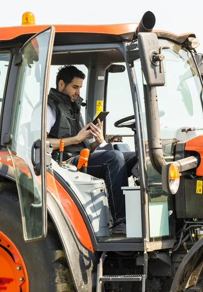 Mannelijke Agrarische Werknemer Trekker Met Behulp Van Digitale Tablet — Stockfoto