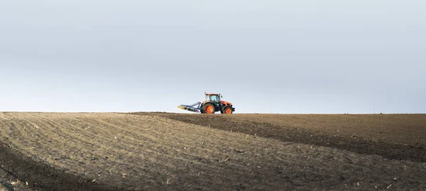 農夫は春の準備ができてトラクターで彼のフィールドを準備 — ストック写真