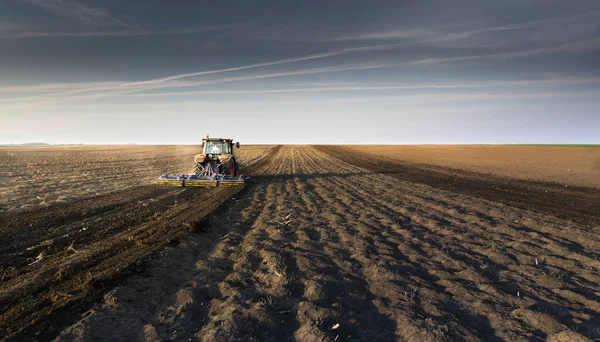 Boer Bereidt Zijn Veld Voor Een Trekker Klaar Voor Lente — Stockfoto