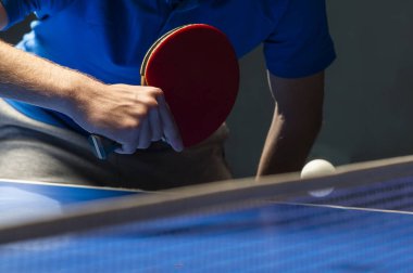 Gençler masa tenisi oynuyor. Ekipman, hareket.