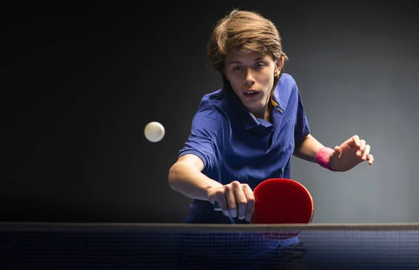 Adolescent Jouant Ping Pong Tennis Table Équipement Mouvement — Photo