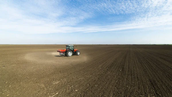 Traktor Streut Kunstdünger Aus Verkehr Landwirtschaft — Stockfoto