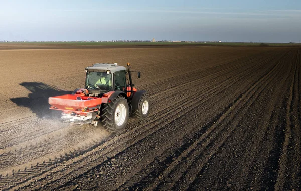 Trator Espalhando Fertilizantes Artificiais Transportes Agricultura — Fotografia de Stock