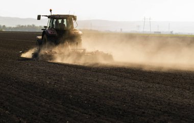 Çiftçi bahara hazır bir traktörle tarlasını hazırlıyor..