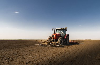 Çiftçi bahara hazır bir traktörle tarlasını hazırlıyor..