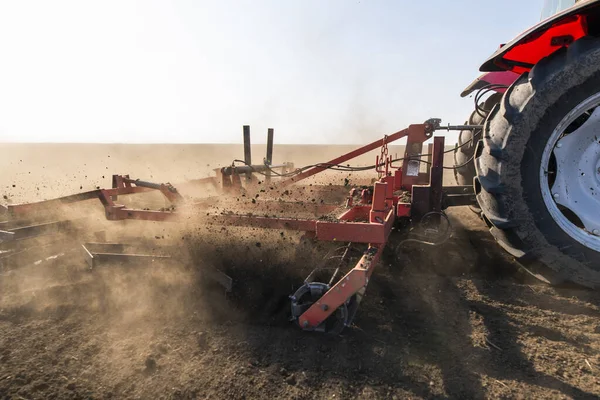 Farmář Připravuje Pole Traktoru Připraveném Jaro — Stock fotografie