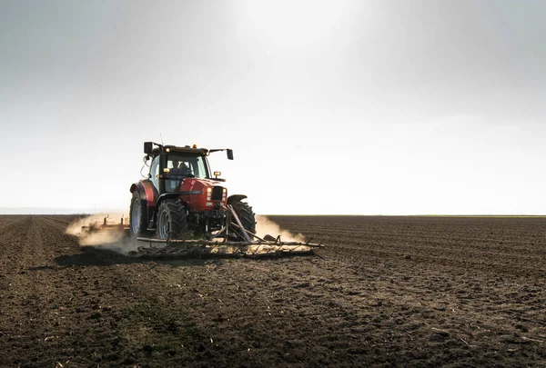 Landwirt Bereitet Sein Feld Mit Traktor Auf Den Frühling Vor — Stockfoto