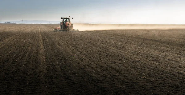 Farmář Připravuje Pole Traktoru Připraveném Jaro — Stock fotografie