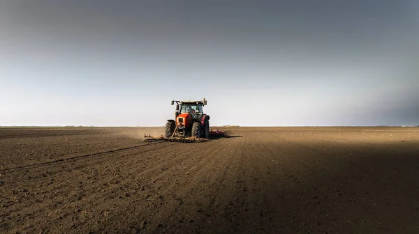 Agricultor Preparando Seu Campo Trator Pronto Para Primavera — Fotografia de Stock