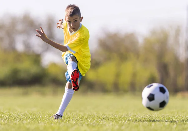 Jongens Voetballen Het Veld — Stockfoto